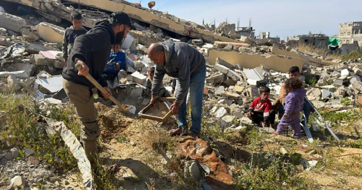 تحت أنقاض غزة.. جهود شاقة لانتشال رفات المفقودين بعد سنوات من الحرب